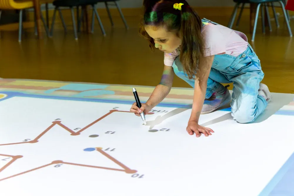 FunFloor MOBILNY + STATYW – zestaw z projektorem na kółkach