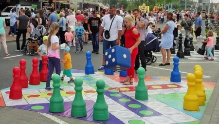 Chińczyk XXL z przenośną planszą i kostką do gry (pionki 65cm, kostka 40cm, plansza 4m x 4m)