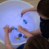 Sensoryczny podświetlany wodny stolik